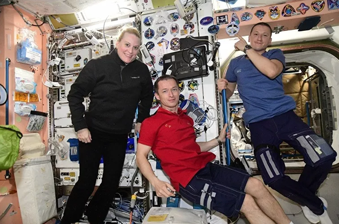 Kate Rubins, astronauta da NASA, e os cosmonautas Sergei Ryzhikov e Sergey Kud-Sverchkov (Imagem: Reprodução/Sputinik)