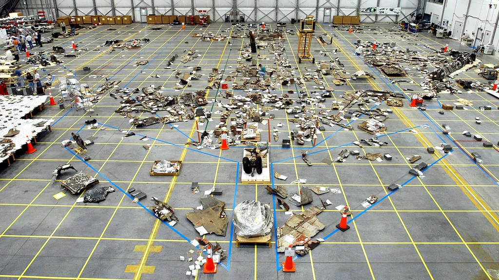 Detritos do Columbia recuperados para as investigações, armazenados em um hangar da NASA (Imagem: Reprodução/NASA)