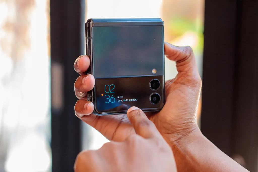 O Samsung Galaxy Z Flip 3 está com o seu preço oscilando (Imagem: Ivo/Canaltech)