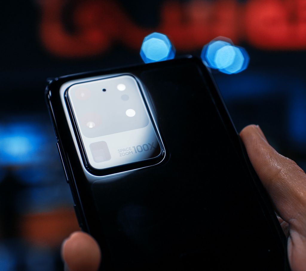 Galaxy S20 Ultra é um dos poucos smartphones atualmente que possui câmera periscópica (Foto: Zana Latif /Unsplash)