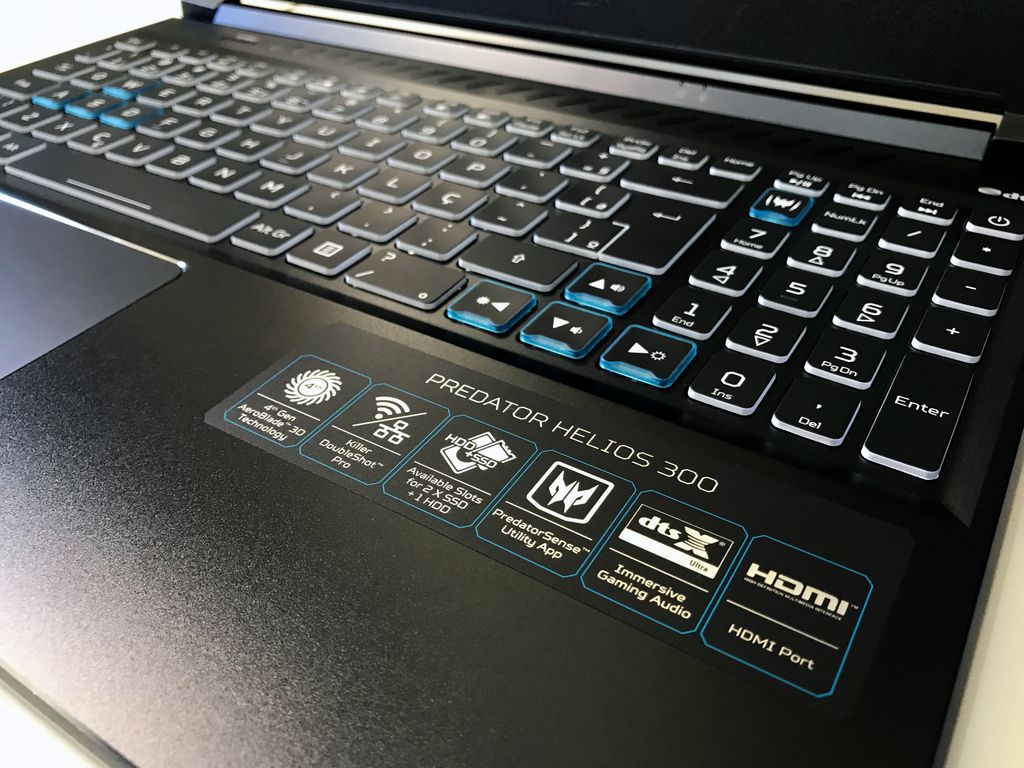 Detalhe da construção e teclado do Helios 300; interior é todo feito em metal, enquanto teclado incorpora teclas de liga/desliga e de atalho para o PredatorSense (ao fundo, à direita)