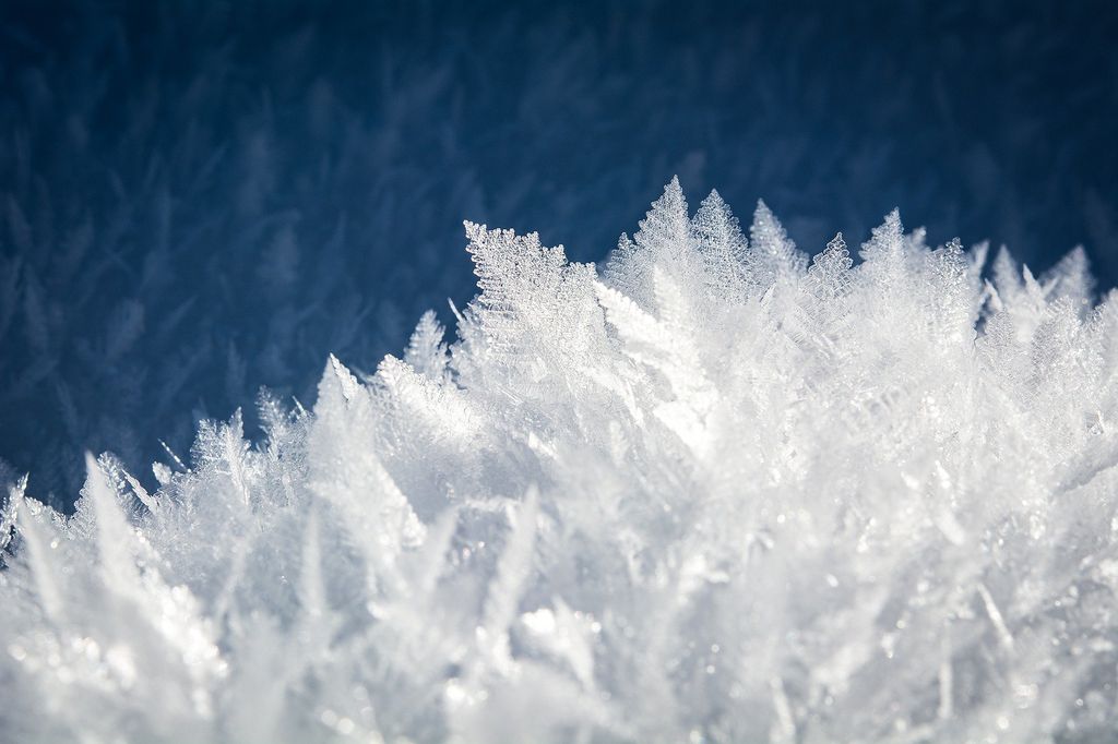 Cristais de gelo se formam quando moléculas de água experimentam um limite mínimo de temperatura (Imagem: Reprodução/Pezibear/Pixabay)