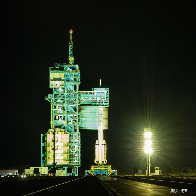 Foguete Long March-2F com a nave Shenzhou-13 às vésperas do lançamento (Imagem: Reprodução/CMSE on weibo/Yang Jun)