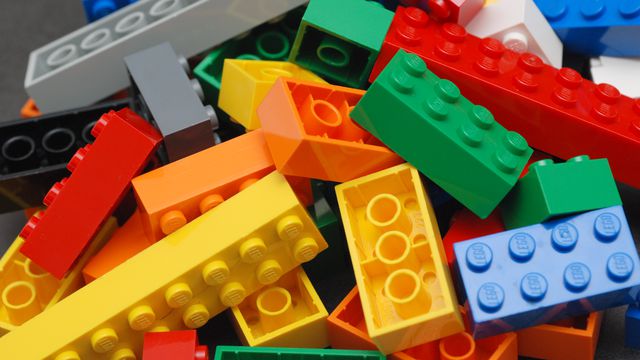 Adolescente constrói braço protético usando peças de Lego 