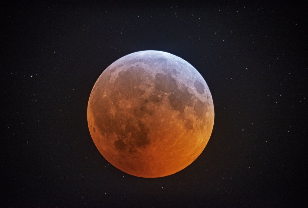 Fotografia tirada com um telescópio durante o pico do eclipse lunar (Foto: Johnny Horne/AP)