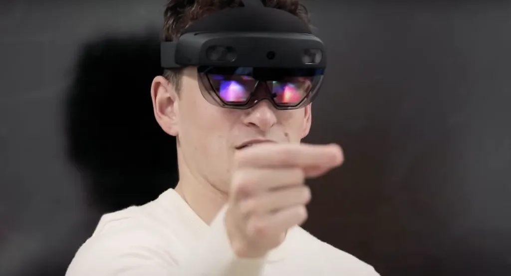 As imagens holográficas são projetadas nas lentes do HoloLens (Imagem: Reprodução/University of Western Ontario)