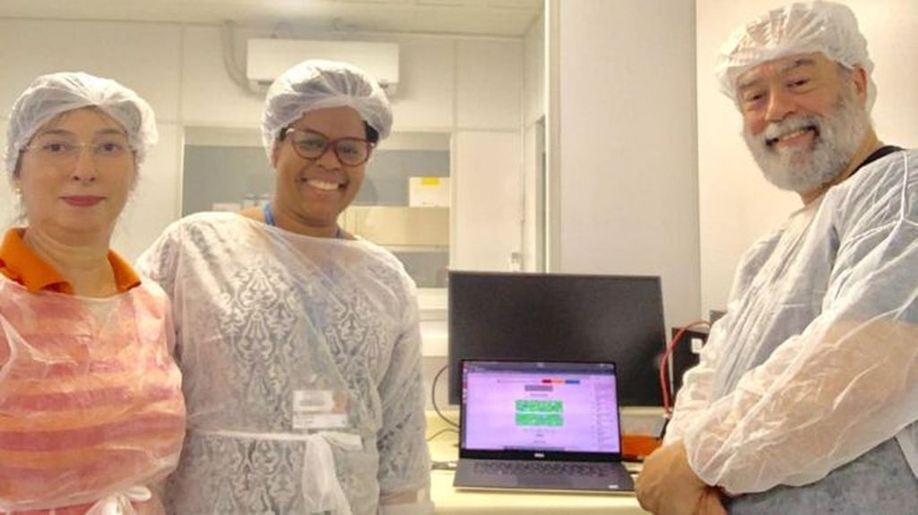 Da esquerda para a direita: os pesquisadores Claudia Gonçalves, Jaqueline Goes e Claudio Sacchi fazem parte da equipe responsável por sequenciar o genoma do coronavírus da COVID-2019 que infectou o paciente brasileiro (Foto: Arquivo Pessoal)