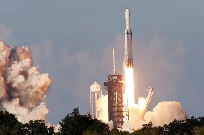 Por enquanto, o Falcon Heavy é o foguete mais potente da SpaceX (Imagem: Reprodução/Charles W Luzier/Reuters)