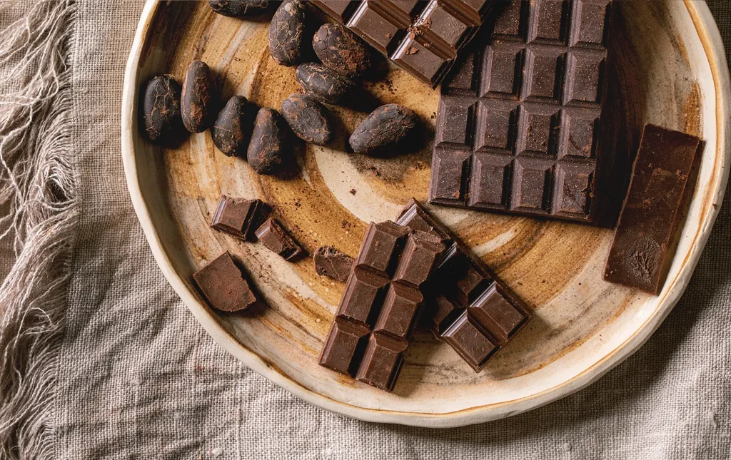 Enmtre os benefícios, o chocolate pode estimular o sistema imunológico (Imagem: NatashaBreen/Envato)