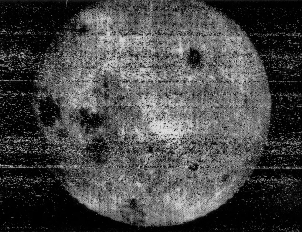 A primeira foto do lado oculto da Lua, tirada pela Luna 3 (Imagem: Domínio Público)