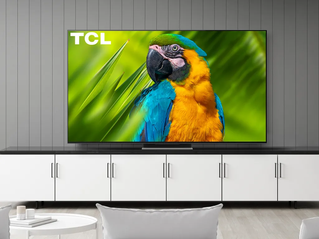 Com bordas finas, a TCL 6-Series com Roku TV apresenta uma nova base com dois níveis de altura (Imagem: Divulgação/TCL)
