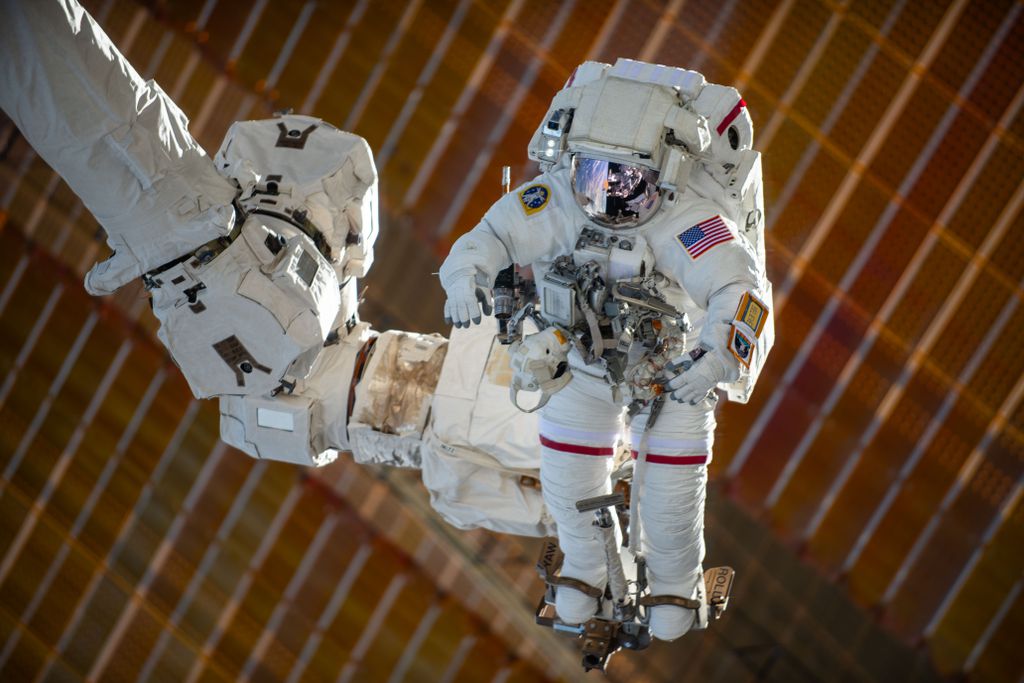 Astronauta durante caminhada espacial