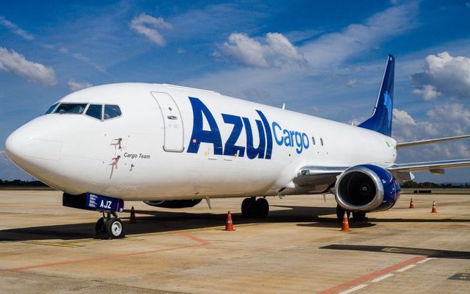 A Azul firmou parceria com o Mercado Livre para o transporte aéreo de encomendas, o que deve acelerar o processo de entrega, segundo antecipam as empresas (Imagem: Divulgação/Azul Linhas Aéreas)