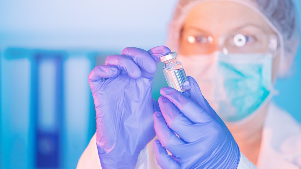 Pfizer, Janssen e outras farmacêuticas investem em pesquisas para avaliar eficácia das vacinas contra a variante Ômicron (Imagem: Reprodução/Stevanovicigor/Envato Elements)