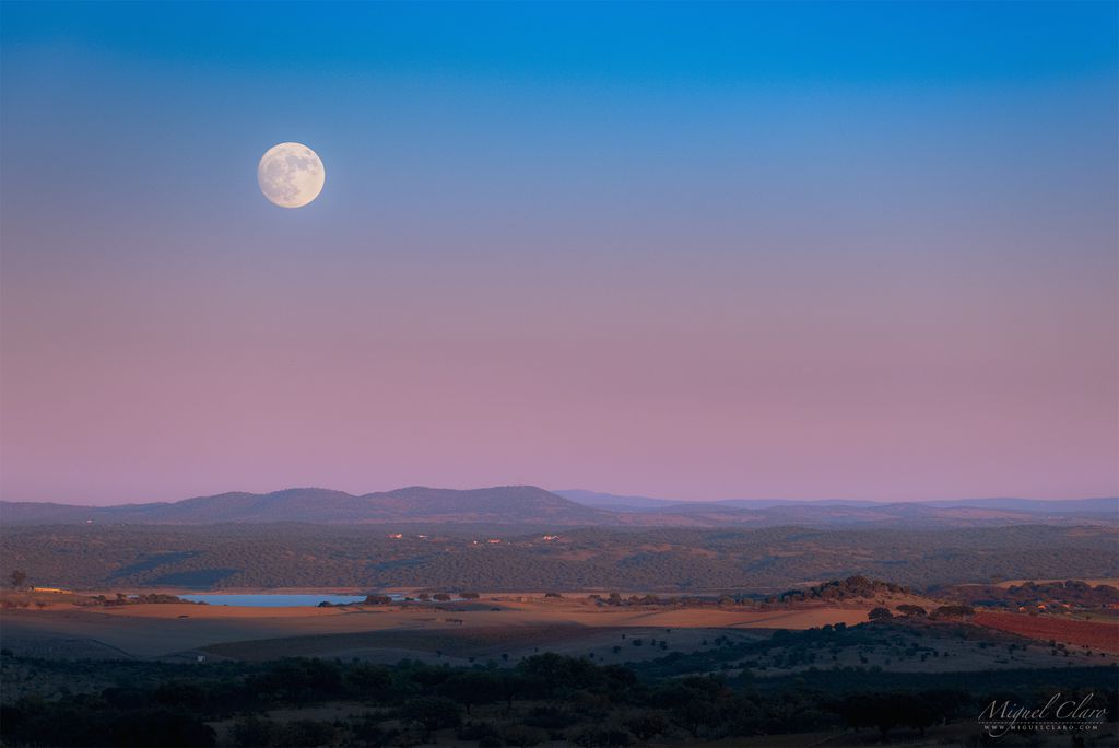 Cold Moon surgindo no horizonte de Monsaraz, em Portugal, em 2017 (Foto: Miguel Claro)