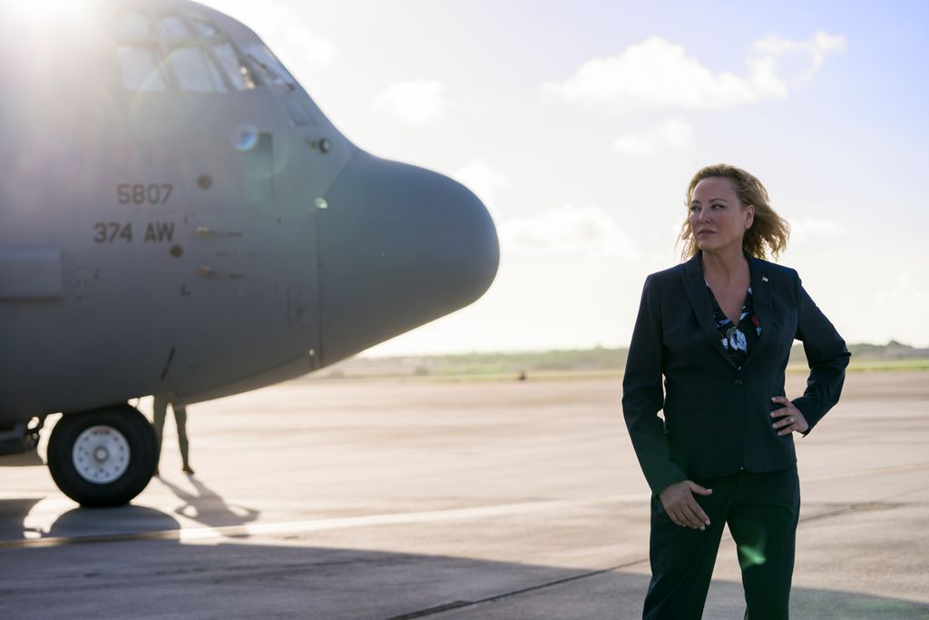 Determinada a fechar uma das bases da Força Aérea dos Estados Unidos, a deputada Bradford é a verdadeira antagonista da história (Imagem: Divulgação / Netflix)