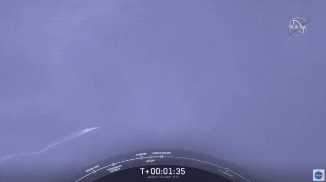 Flacon 9 explode conforme cápsula Crew Dragon se afasta com segurança (Imagem: SpaceX/NASA)