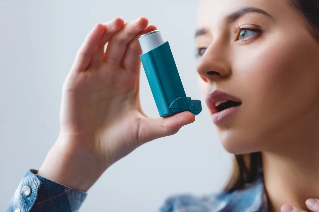 Inalador é usado para o tratamento de asma e de bronquite (Imagem: LightFieldStudios/Envato Elements)