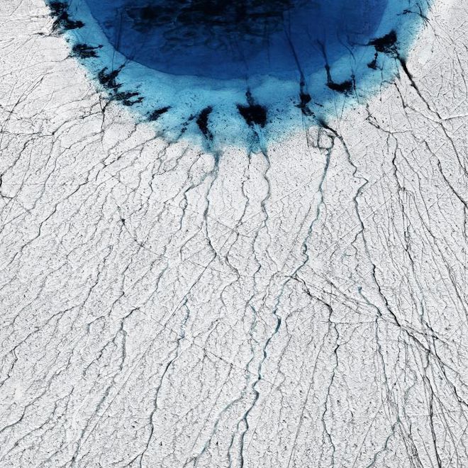 O derretimento de gelo na Groenlândia forma lagos que causam ainda mais perda de gelo (Imagem: Reprodução/Timo Lieber)