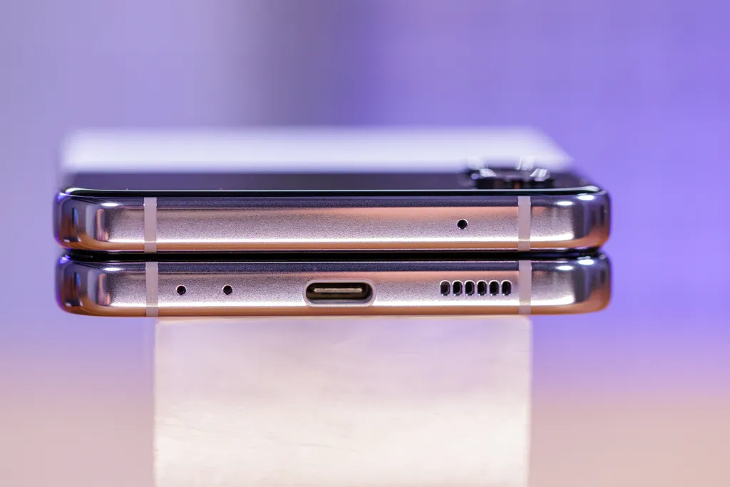 O Samsung Galaxy Z Flip 4 tem dois alto-falantes (Imagem: Ivo/Canaltech)