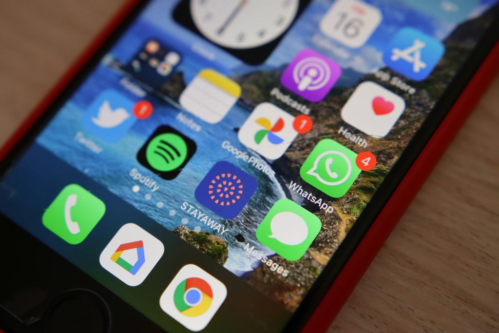 Foto da tela de um celular com vários aplicativos e o WhatsApp em destaque