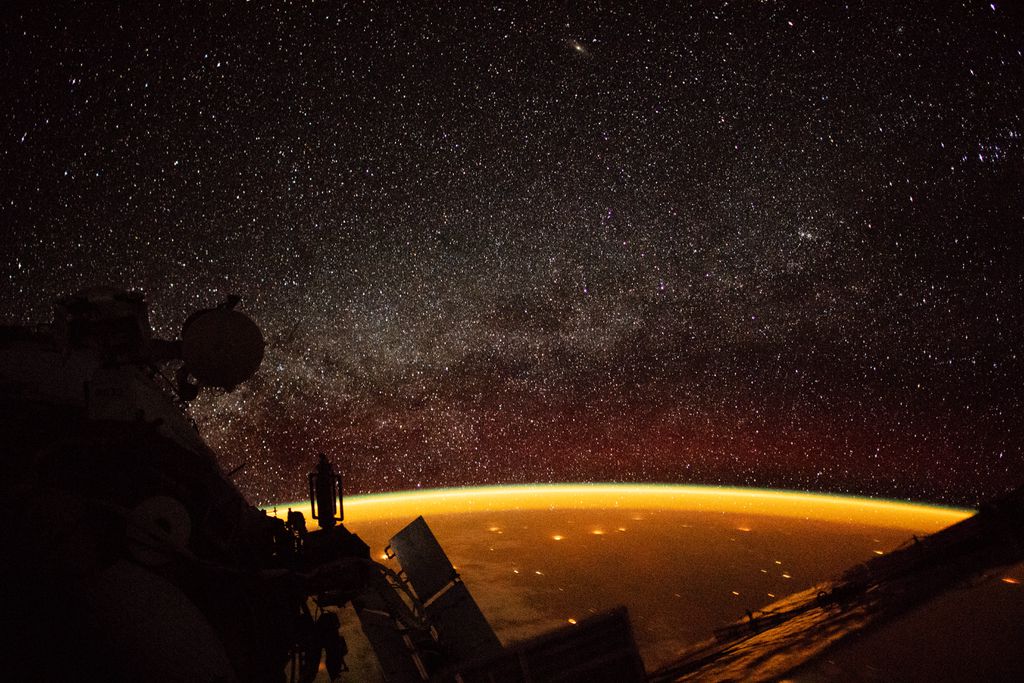 O airglow amarelo na atmosfera terrestre observado do espaço (Imagem: Reprodução/NASA)