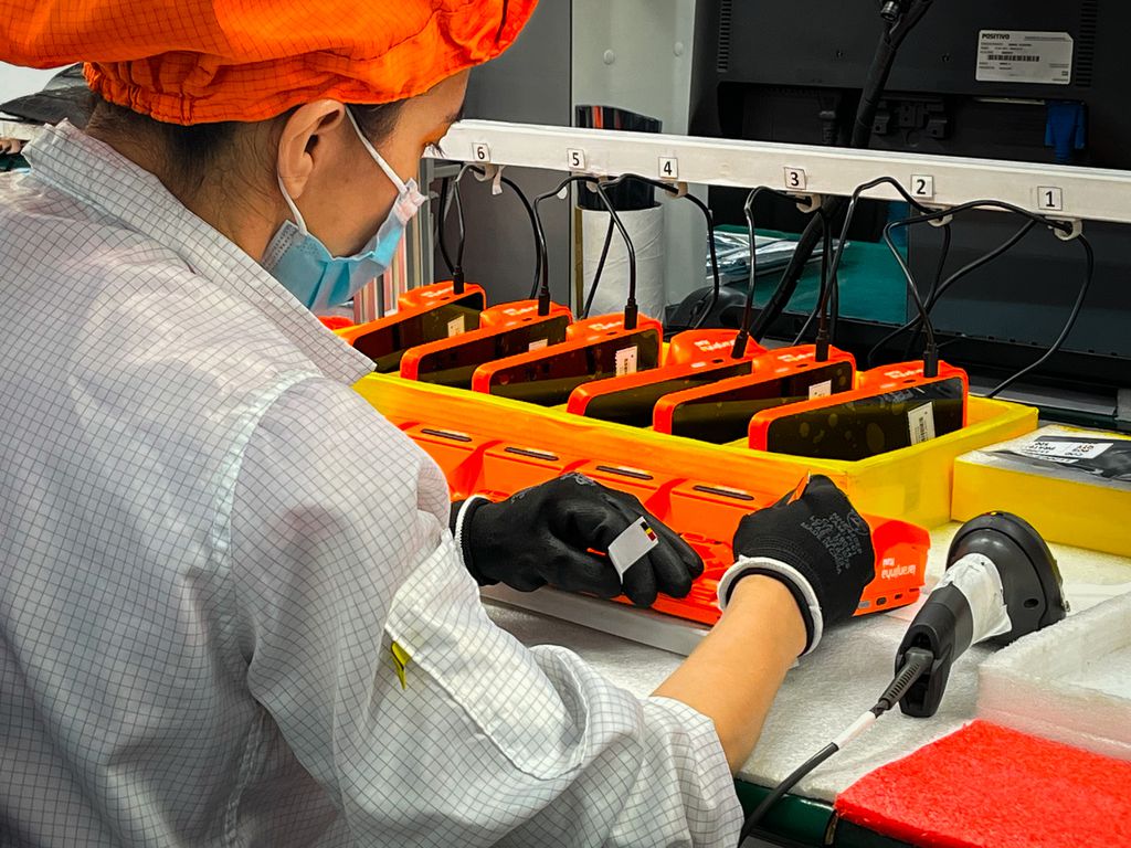 Imagem da fábrica da Positivo