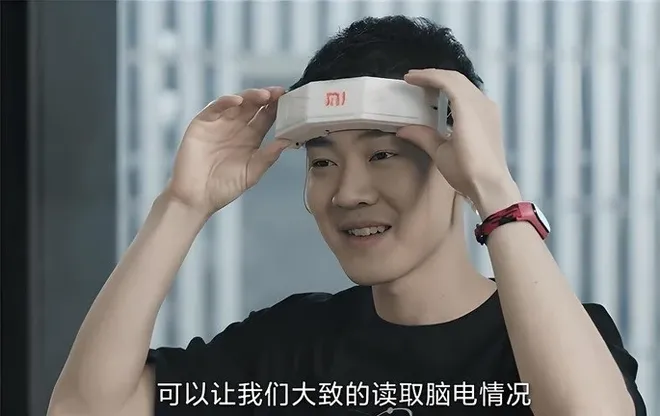 A MiGu Headband identifica as ondas cerebrais e as transforma em comandos (Imagem: Reprodução/Xiaomi)