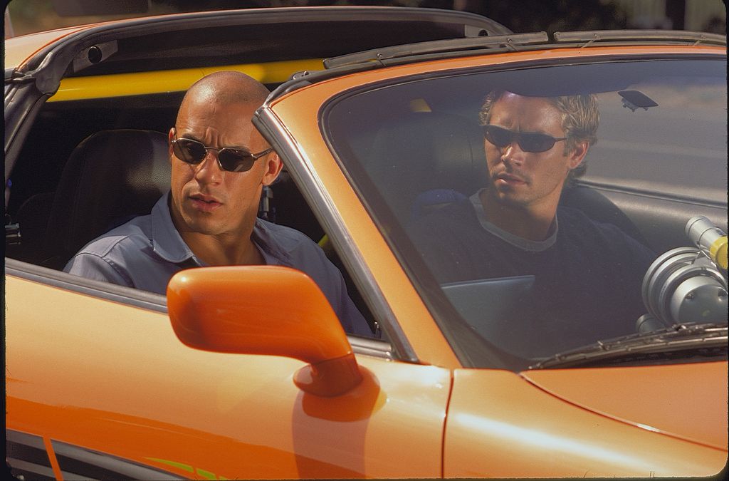 Vin Diesel e Paul Walker no set do primeiro filme, em 2001 (Imagem: Divulgação / Universal Pictures)