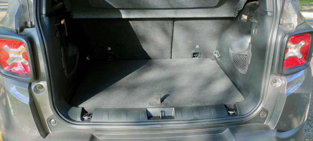 Porta-malas do Renegade Moab é tão pequeno quanto o do Sandero (Imagem: Paulo Amaral/Canaltech)