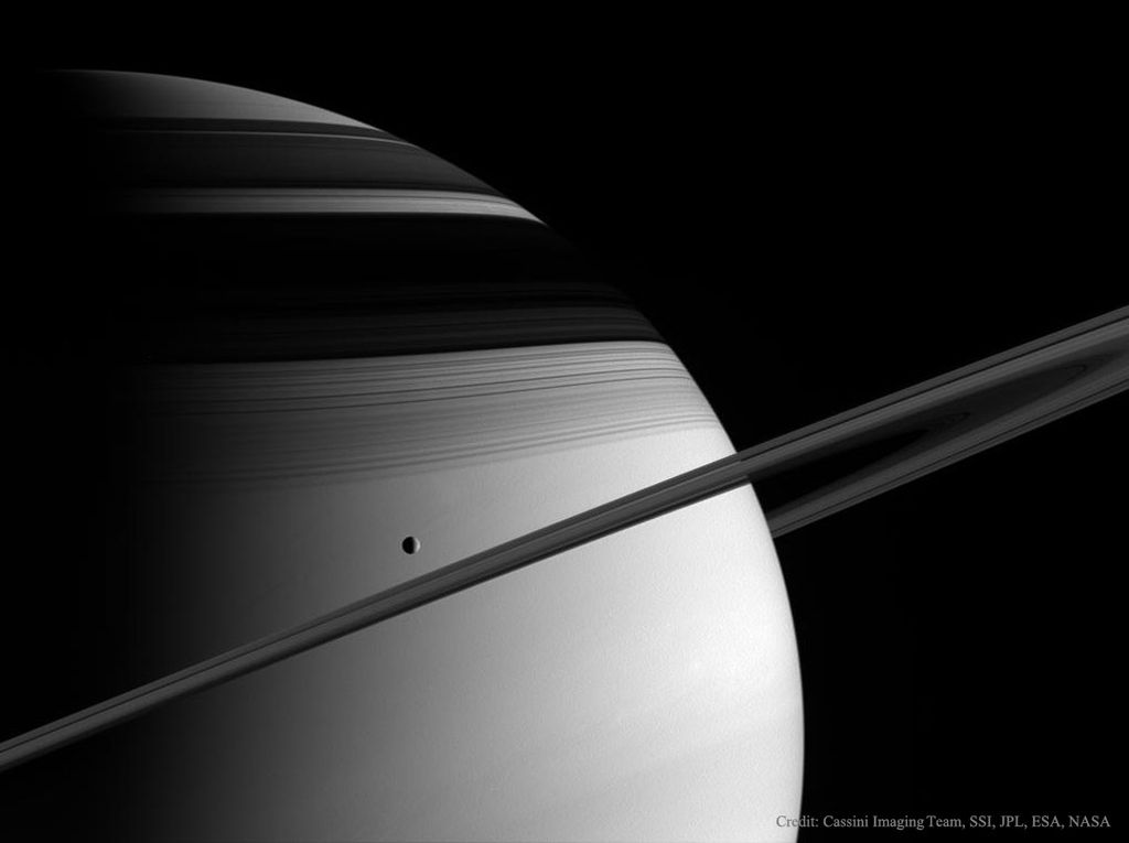 Tétis é uma lua que orbita Saturno a cerca de 295 mil km de distância (Imagem: Reprodução/Cassini Imaging Team, SSI, JPL, ESA, NASA)