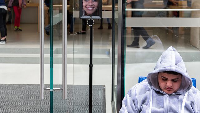 Um robô está esperando na fila para comprar um iPhone 6s na Austrália