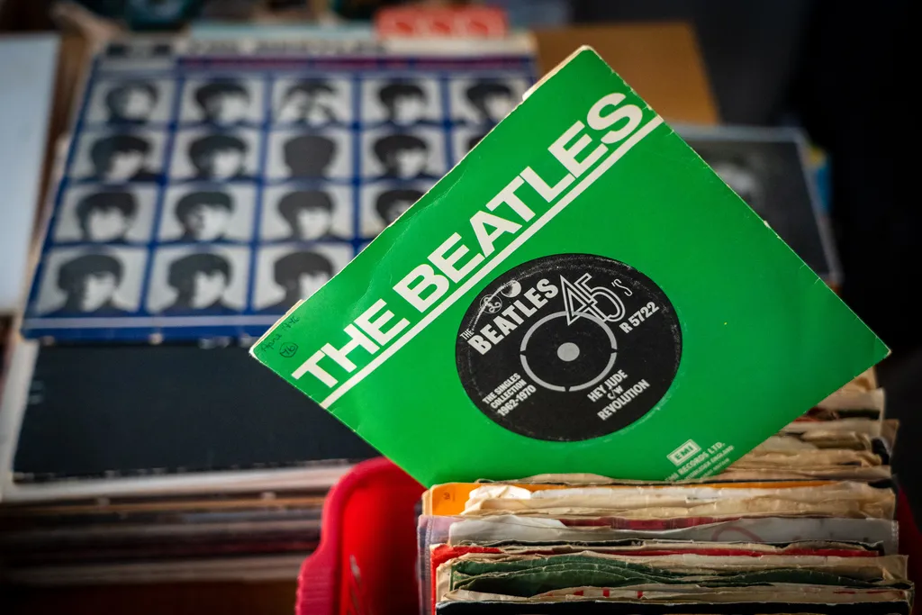 IA foi usada para resgatar um registro antigo em fita cassete de John Lennon, segundo Paul McCartney (Imagem: Nick Fewings/Unsplash)