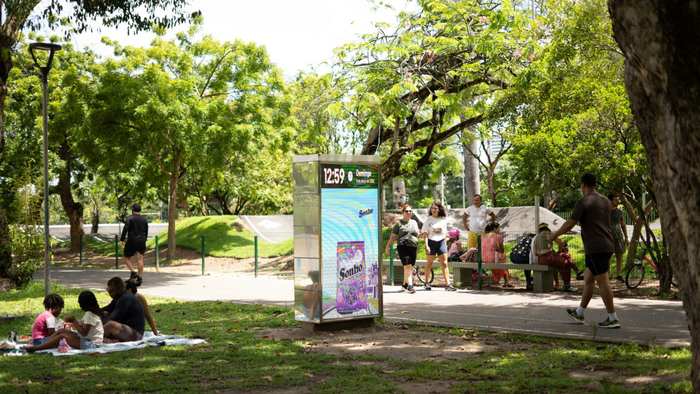 Mídia regenerativa: entenda o modelo que digitaliza cidades via dados e DOOH