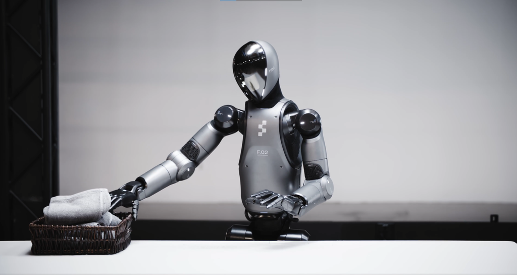 robo humanoide dobrando roupas