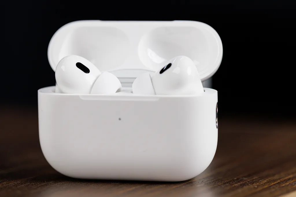 O Apple AirPods 2 Pro é a escolha para quem gosta da marca e dispositivos mais completos (Imagem: Canaltech)