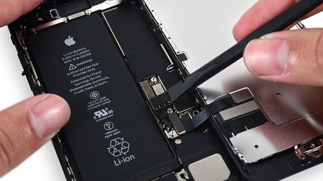 Redução de performance em iPhones rende 32 processos contra a Apple nos EUA