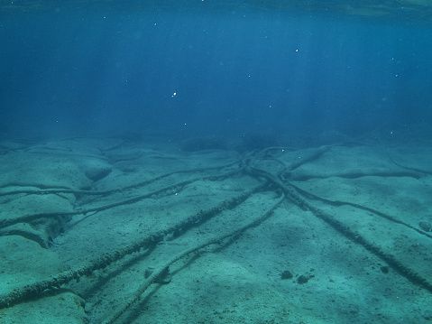 Componentes ficam apoiados no fundo do mar (Imagem: Getty Images/iStockphoto)