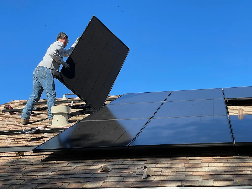 A energia solar é uma alternativa limpa aos combustíveis fósseis (Imagem: Bill Mead/Unsplash)