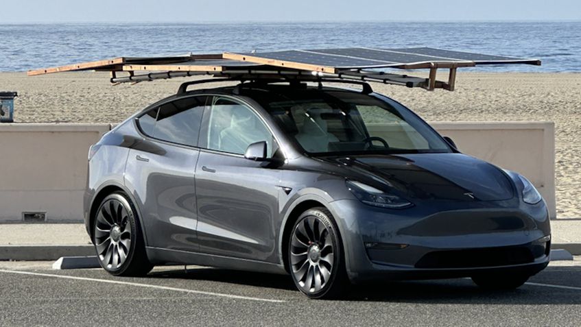 Tesla com painel solar portátil
