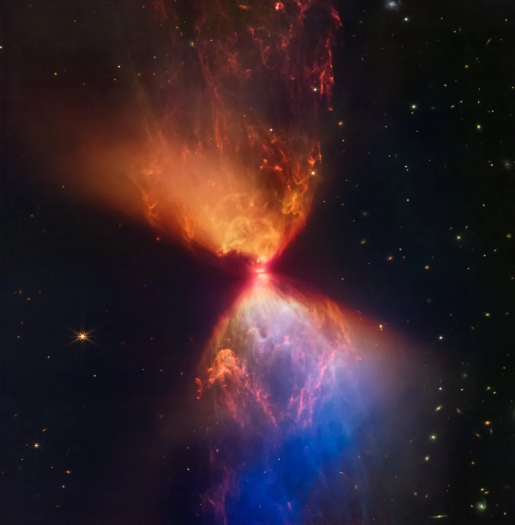 Protoestrela L1527 envolta por uma nuvem de material alimentando seu desenvolvimento (Imagem: Reprodução/NASA, ESA, CSA, and STScI. J. DePasquale, A. Pagan, and A. Koekemoer (STScI)