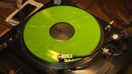 Vídeo mostra como um disco de vinil é feito