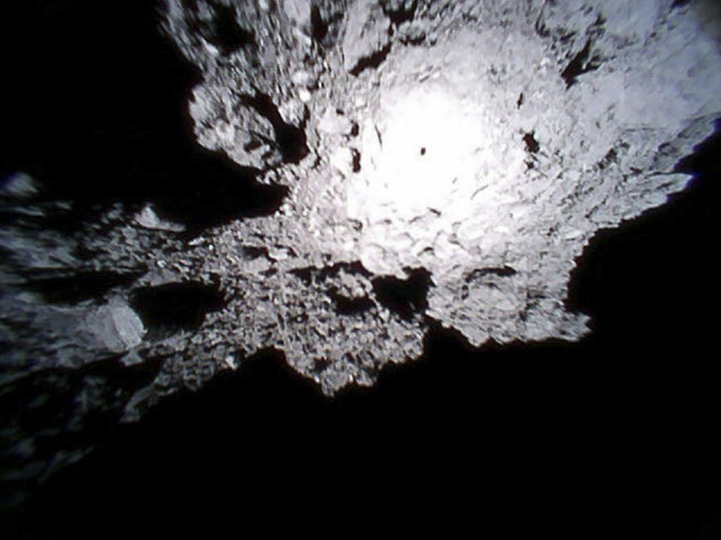 Superfície do asteroide Ryugu (Foto: JAXA)