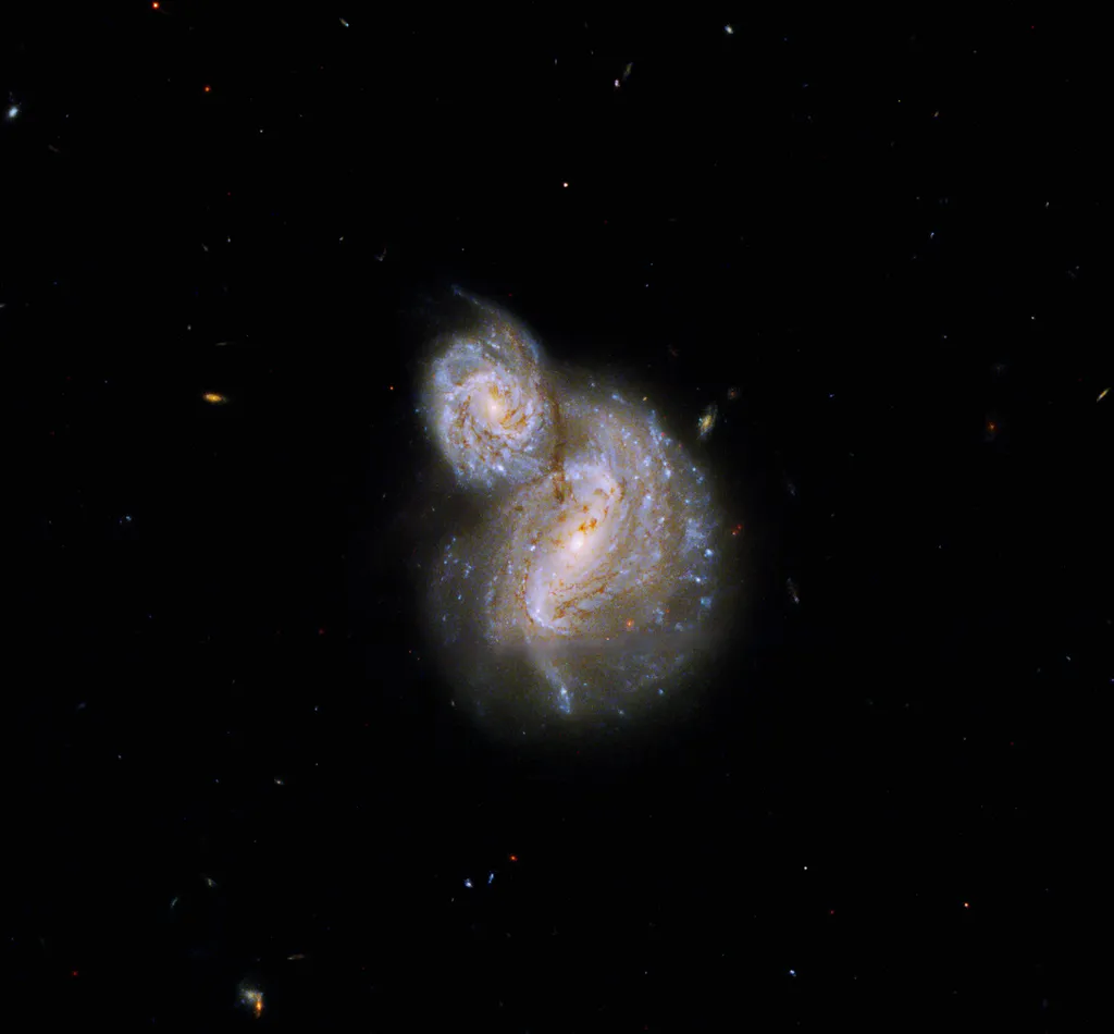 O par de galáxias IC 4271, fotografado pelo Hubble (Imagem: Reprodução/NASA, ESA, and B. Holwerda (University of Louisville Research Foundation, Inc.)/G. Kober (NASA Goddard/Catholic University of America)