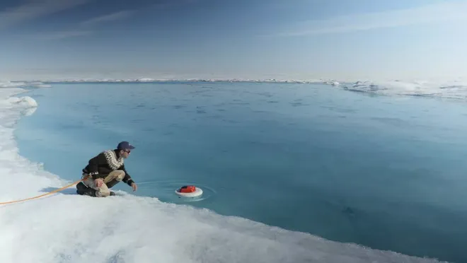 À medida que a temperatura global aumenta, o crescente derretimento do gelo, como ocorre na Groenlândia, lança mais água aos oceanos (Imagem: Reprodução/NASA/Jefferson Beck)