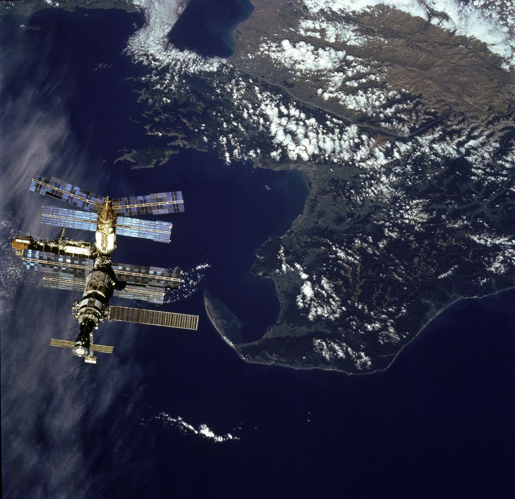 A estação espacial russa Mir passou por maus bocados na órbita terrestre (Foto: NASA)