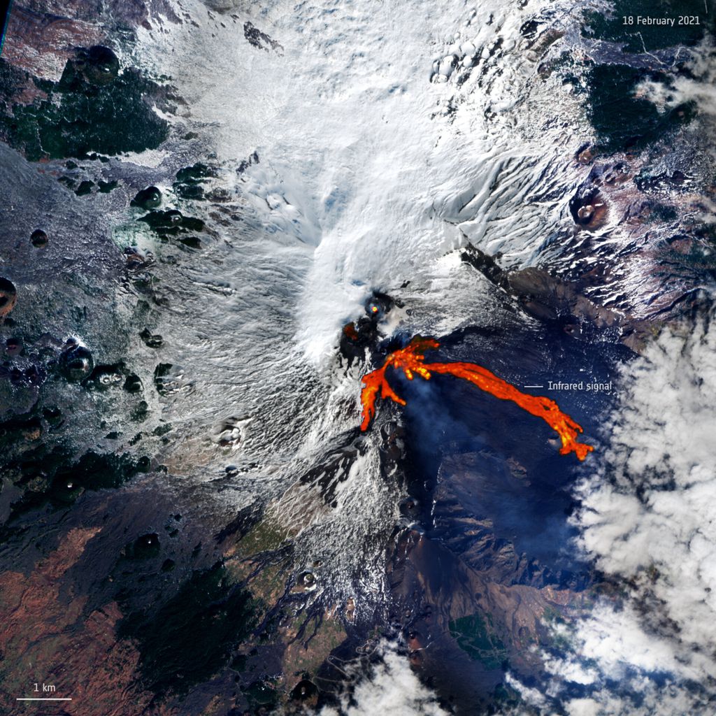 Vulcão entra em erupção 2 vezes em 2 dias na Itália e satélite tira foto