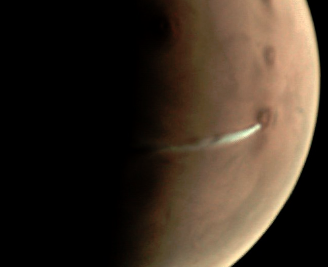Nuvens pairam sobre o extinto vulcão Arsia Mons, na superfície de Marte (Imagem: Divulgação / ESA)