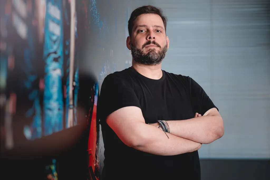Carlos é o líder de eSports da Riot Games Brasil, empresa por trás do LoL, Wild Rift, VALORANT e Legends of Runeterra. (Imagem: Bruno Alvares/Riot Games Brasil)