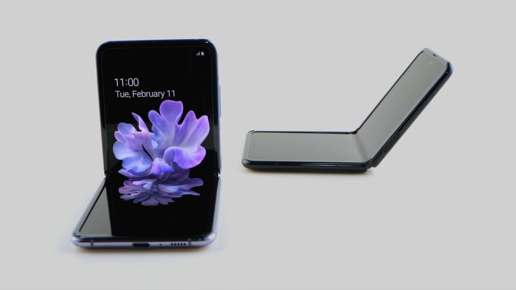 Galaxy Z Flip pode ficar aberto em praticamente qualquer ângulo (Imagem: Divulgação/Samsung)